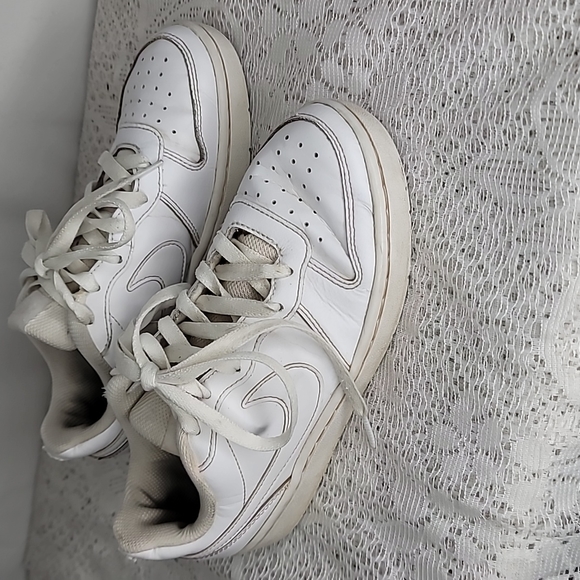 Nike Other - Nike low top white lace up sneakers shoes sz youth 4 y